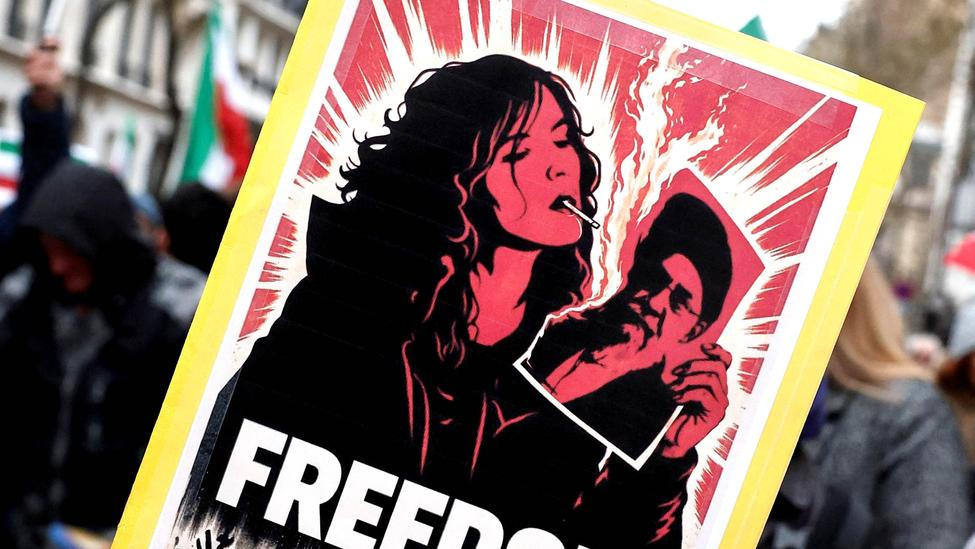 Protesty proti krvavému potlačení protirežimních demonstrací v Íránu se konají po celém světě. Nedělní snímek je z Paříže.