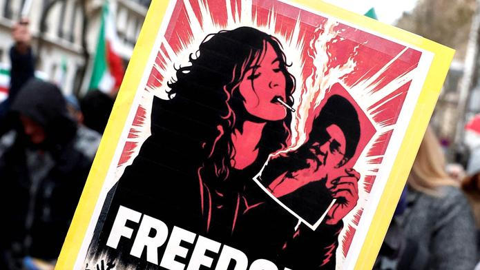 Protesty proti krvavému potlačení protirežimních demonstrací v Íránu se konají po celém světě. Nedělní snímek je z Paříže.