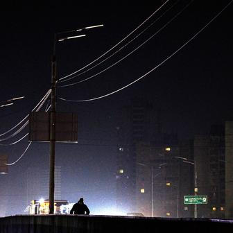 Když se město ponoří do tmy: život bez elektřiny v srdci války