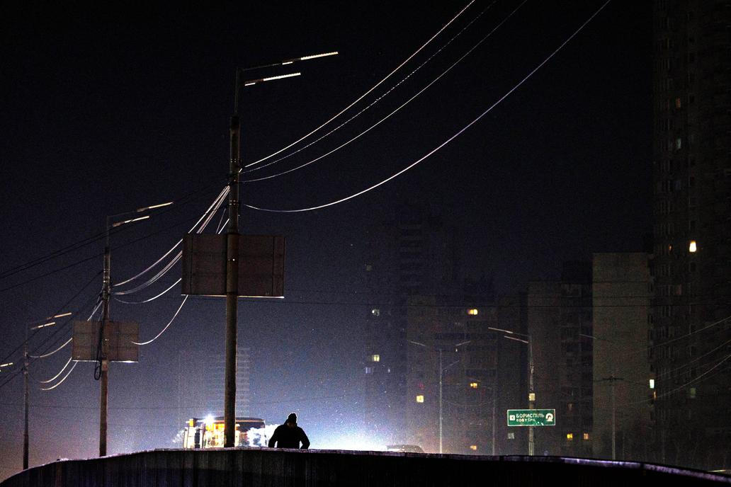 Když se město ponoří do tmy: život bez elektřiny v srdci války