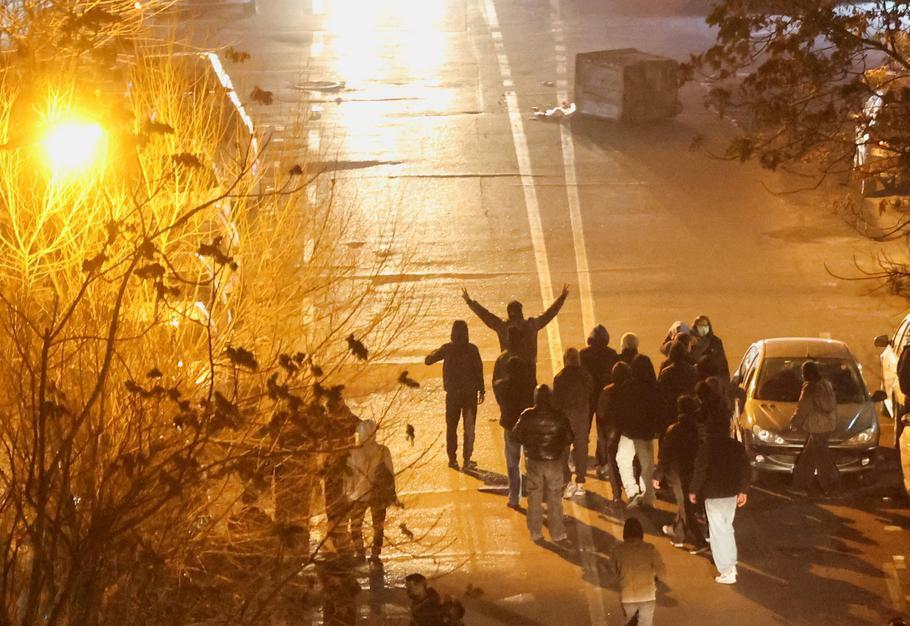 Íránem od konce prosince zmítají demonstrace, které původně začaly kvůli rozhořčení z poklesu hodnoty íránské měny. Pondělní snímek je z Teheránu.