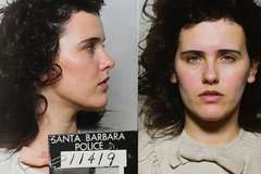 Policejní snímek Elizabeth Short ze Santa Barbary (23. 9. 1943). Otisky z tohoto zatčení umožnily v roce 1947 identifikaci jejího těla za 56 minut.