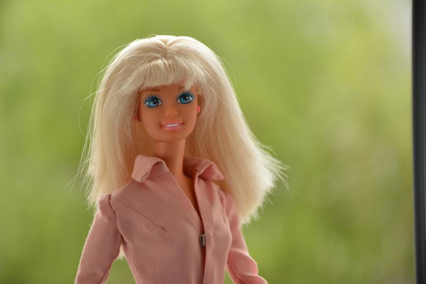 Uhýbá pohledem a nosí sluchátka. Barbie má autismus a boří mýty o „dokonalé“ kráse