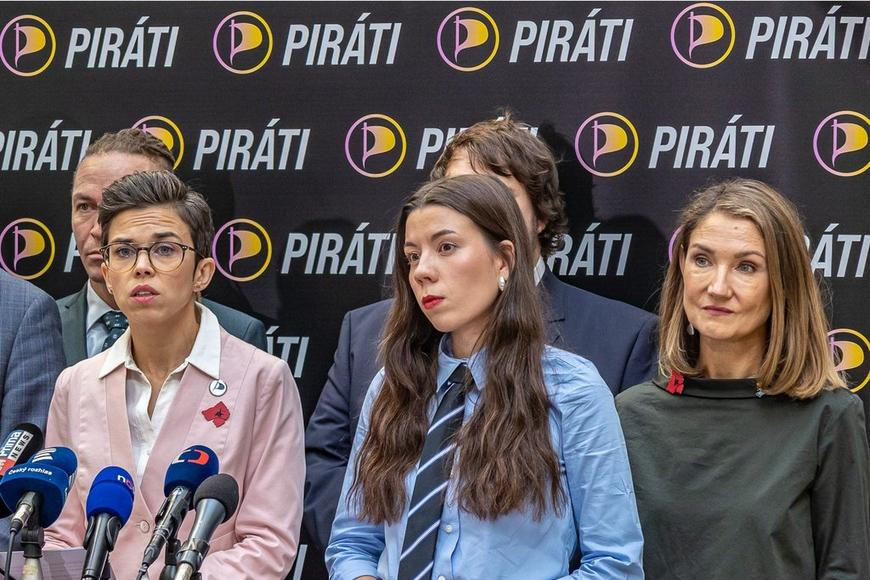 „Bartoš tu stranu drží pohromadě.“ Ale co Praha? Piráty čeká zásadní souboj