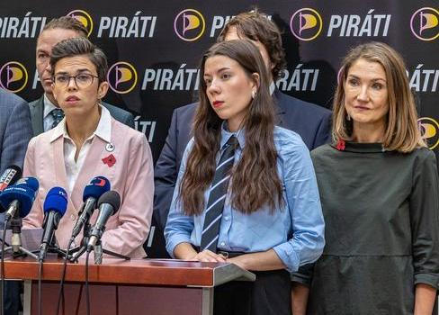 V Prachaticích proti sobě zabojují Olga Richterová s Kateřinou Stojanovou (uprostřed). Obě by chtěly proniknout do nového čtyřčlenného místopředsednictva strany.