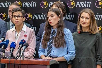 V Prachaticích proti sobě zabojují Olga Richterová s Kateřinou Stojanovou (uprostřed). Obě by chtěly proniknout do nového čtyřčlenného místopředsednictva strany.