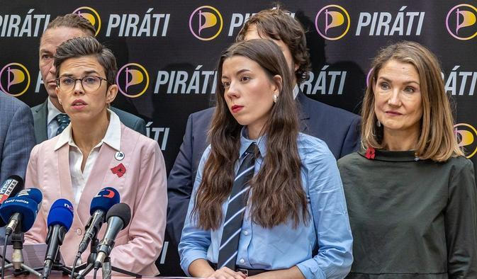 V Prachaticích proti sobě zabojují Olga Richterová s Kateřinou Stojanovou (uprostřed). Obě by chtěly proniknout do nového čtyřčlenného místopředsednictva strany.