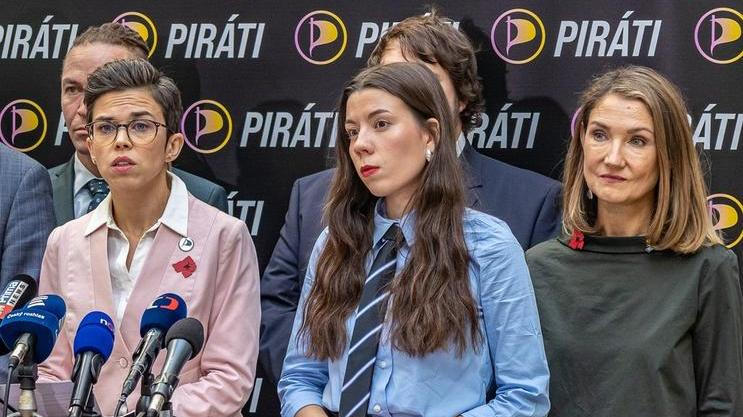 V Prachaticích proti sobě zabojují Olga Richterová s Kateřinou Stojanovou (uprostřed). Obě by chtěly proniknout do nového čtyřčlenného místopředsednictva strany.