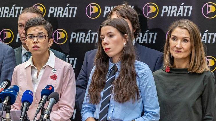 V Prachaticích proti sobě zabojují Olga Richterová s Kateřinou Stojanovou (uprostřed). Obě by chtěly proniknout do nového čtyřčlenného místopředsednictva strany.