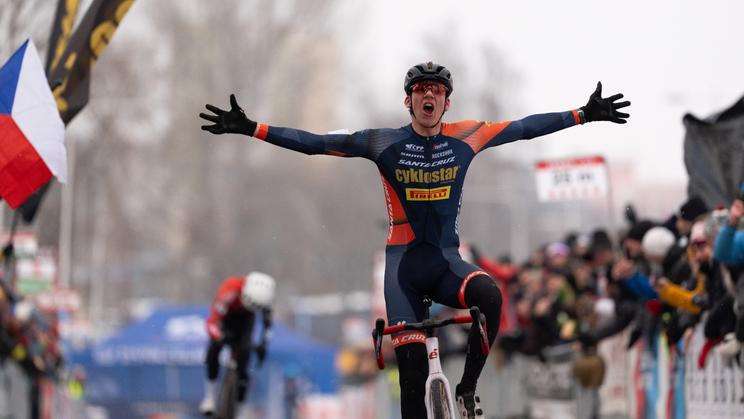 Kryštof Bažant slaví titul na MČr 2026 v cyklokrosu.