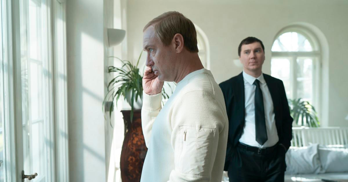 プーチン大統領役のジュード・ロウが光る。身も凍るスリラー『クレムリンの魔術師』が映画館に – Aktuálně.cz