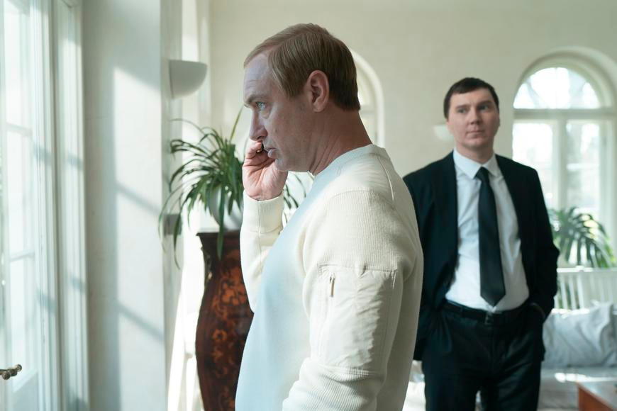 Jud Law září jako Putin. Do kin míří mrazivý thriller Čaroděj z Kremlu