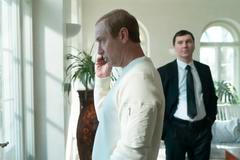 Jude Law jako Vladimír Putin a Paul Dano jako jeho fiktivní poradce ve filmu Čaroděj z Kremlu.