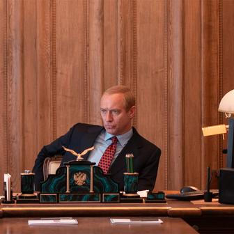 Jude Law jako Vladimír Putin ve filmu Čaroděj z Kremlu.