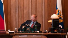 Jude Law jako Vladimír Putin ve filmu Čaroděj z Kremlu.