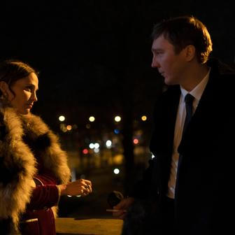 Alicia Vikanderová a Paul Dano ve filmu Čaroděj z Kremlu.