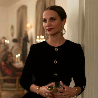 Alicia Vikanderová jako Ksenia ve filmu Čaroděj z Kremlu.