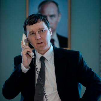 Paul Dano jako poradce Vladimíra Putina ve filmu Čaroděj z Kremlu.