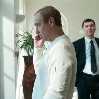 Jude Law jako Vladimír Putin a Paul Dano jako jeho fiktivní poradce ve filmu Čaroděj z Kremlu.