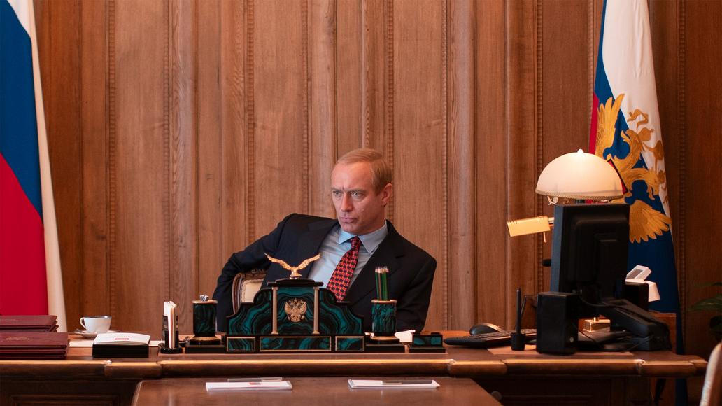 Jude Law jako Vladimír Putin ve filmu Čaroděj z Kremlu.