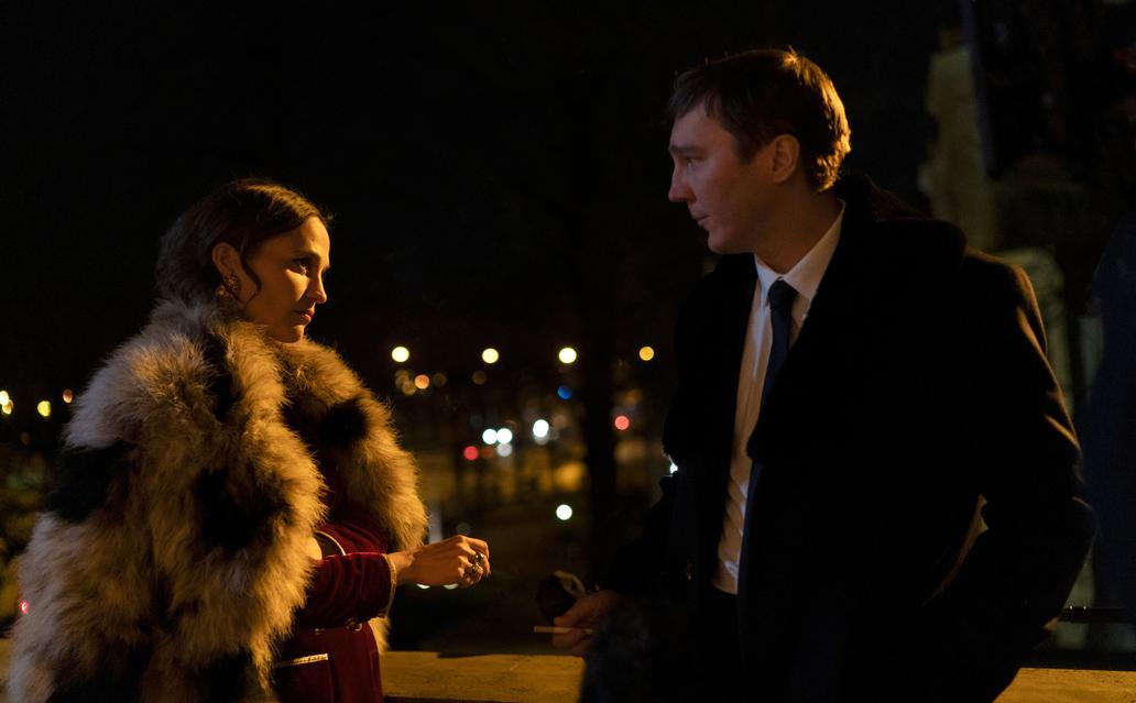 Alicia Vikanderová a Paul Dano ve filmu Čaroděj z Kremlu.