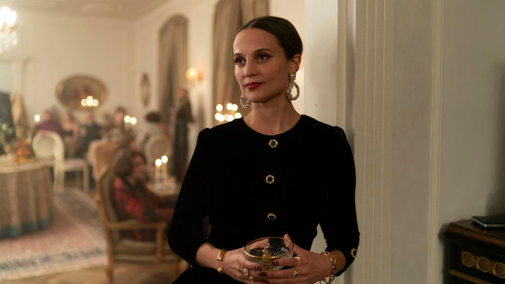 Alicia Vikanderová jako Ksenia ve filmu Čaroděj z Kremlu.