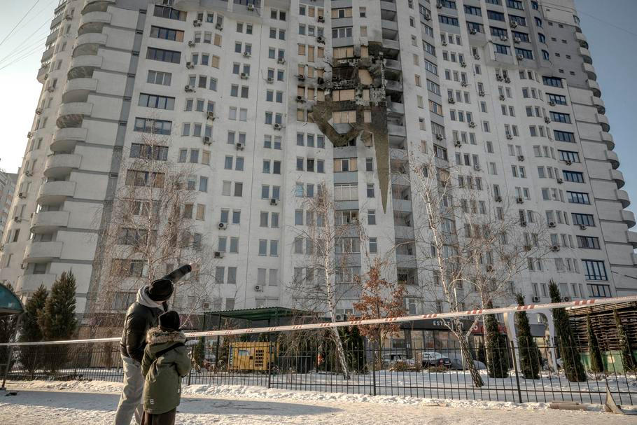 Následky ruského útoku dronem na obytnou budovu v Osokorkách, při kterém v noci z 8. na 9. ledna zahynula jedna rodina.