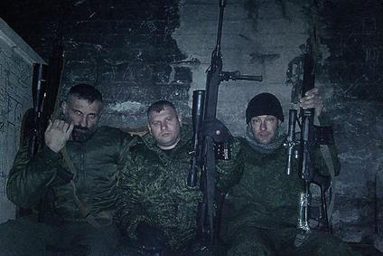 Miloš Ouřecký (první zprava) s proruskými spolubojovníky poblíž fronty na ukrajinském Donbasu. V srpnu 2025 před pražským soudem přiznal vinu. 
