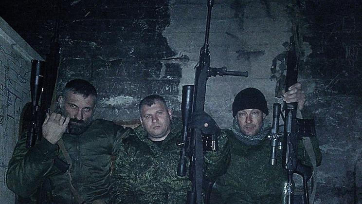 Miloš Ouřecký (první zprava) s proruskými spolubojovníky poblíž fronty na ukrajinském Donbasu. V srpnu 2025 před pražským soudem přiznal vinu. 
