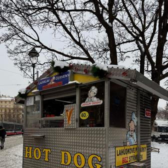 Naší „tour de dobroty v rohlíku“ jsem nemohli začít nikde jinde než na Náměstí Míru, kde už zhruba třicet let stojí legendární stánek s tradičním párkem v rohlíku - rychlovka, kterou si jednou za čas dá s láskou snad každý druhý.