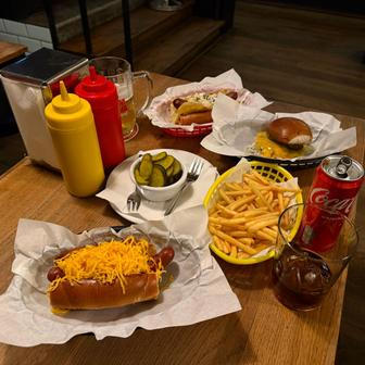 Chcete stoprocentní kvalitu a příjemně posedět? Tak to je pro vás ideální Mr. Hotdog.