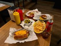 Chcete stoprocentní kvalitu a příjemně posedět? Tak to je pro vás ideální Mr. Hotdog.