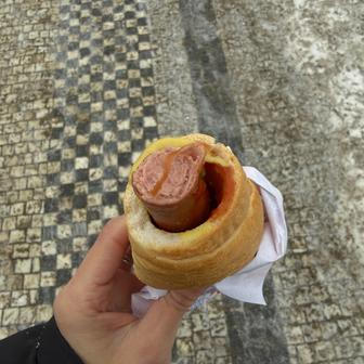 Bylo minus pět stupňů, sněžilo a lidé si v kapsách kabátů zahřívali ruce. Přesto legendární stánek s párky v rohlíku z "Míráku" nezůstal bez povšimnutí.