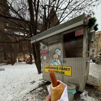 Právě tyto dvě omáčky – případně jejich kombinace – patří mezi nejoblíbenější. Někteří zákazníci ale prý zkouší i méně tradiční varianty, například tatarskou omáčku - pro někoho celkem hrozivá představa…
