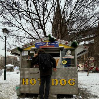 Párek v rohlíku tu dnes vyjde na 40 korun a nabízí přesně to, co člověk očekává: rychlé jídlo do ruky, čerstvý rohlík a chutný párek. Žádná velká gastronomie, žádné experimenty, jednoduše sázka na jistotu. A můžeme potvrdit, že párek byl šťavnatý, rohlík příjemně křupavý a omáčky rozhodně nepůsobily jako „tekutá „umělotina“ bez chuti“.  A tak nám i v mrazu takzvaně bodl.