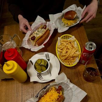 Úplně jiný přístup pak nabízí letenské bistro Mr. HotDog, kde sází hlavně na kvalitní suroviny, americkou inspiraci a přímo exploze chutí.