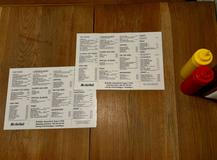 Podnik Mr. HotDog si na první pohled nehledá pozornost a má silnou a věrnou klientelu. Během jediné návštěvy se tu potkávají teenageři, třicátníci, rodiče s dětmi i místní štamgasti - především letenští.