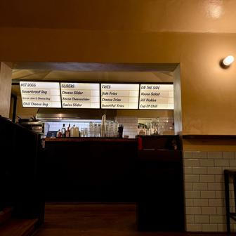 „Nejprodávanější je bacon jam hotdog s karamelizovanou cibulí a cheddarem,“ popsala obsluha, přičemž menu se mění podle sezóny – v létě vládne třeba okurkový relish, v zimě zase domácí nakládané zelí.