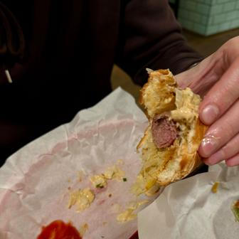 Naše ochutnávka pak jen potvrzuje pověst podniku a kvalitu jídla: bacon jam cheese hotdog právem patří mezi bestsellery.