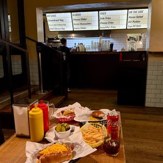 Zatímco přes léto hosty láká zahrádka a ledové margarity, v zimě zase hutnější chutě.