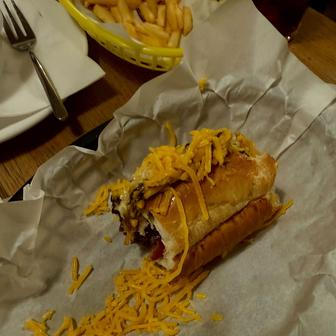 A ať už člověk stojí v mrazu u stánku, zkouší svíčkovou v rohlíku, nebo si v teple bistra vychutnává hot dog se slaninovým džemem, jedno je jisté: Pražáci mají hlad – a rozhodně ví, čím ho v jejich milované metropoli zahnat.