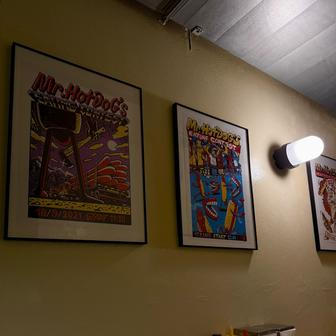 Párek v rohlíku na Míráku, experimentální Dorohlíku i vyladěný Mr. HotDog ukazují, že rychlé jídlo do ruky může potěšit chuťové buňky na maximum a mít mnoho podob - od nostalgie přes inovaci až po důraz na špičkové suroviny.