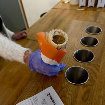 Sama pak přiznala, že spojení párku a rohlíku má tak zažité, že ho vyslovila automaticky, i když dobře věděla, kam přišla. A tak nakonec odcházela s rohlíkem plněným vepřovým masem s hoisin omáčkou - výrazná sladko-slaná chuť v kombinaci s křupavým pečivem.