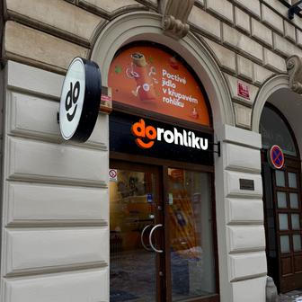 A co zákazníci? Ti prý často přicházejí cíleně – viděli podnik na sociálních sítí a chtějí ho vyzkoušet. Jiní se zastaví náhodou, třeba cestou z tramvaje. 