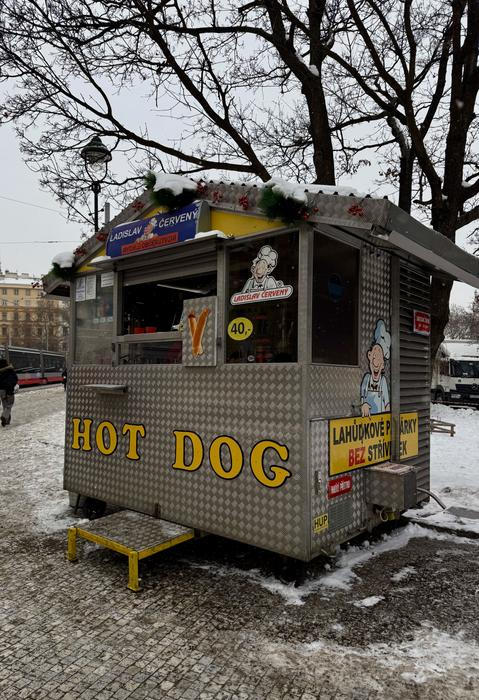 Naší „tour de dobroty v rohlíku“ jsem nemohli začít nikde jinde než na Náměstí Míru, kde už zhruba třicet let stojí legendární stánek s tradičním párkem v rohlíku - rychlovka, kterou si jednou za čas dá s láskou snad každý druhý.