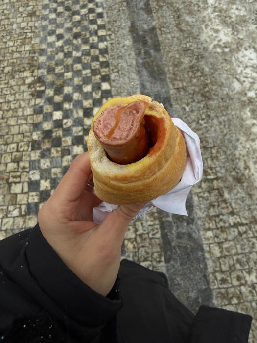 Bylo minus pět stupňů, sněžilo a lidé si v kapsách kabátů zahřívali ruce. Přesto legendární stánek s párky v rohlíku z "Míráku" nezůstal bez povšimnutí.