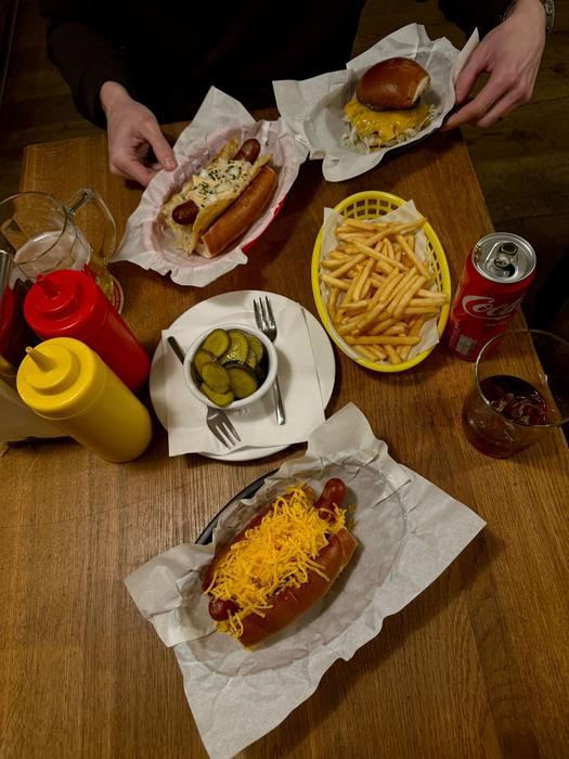Úplně jiný přístup pak nabízí letenské bistro Mr. HotDog, kde sází hlavně na kvalitní suroviny, americkou inspiraci a přímo exploze chutí.