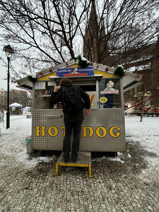 Párek v rohlíku tu dnes vyjde na 40 korun a nabízí přesně to, co člověk očekává: rychlé jídlo do ruky, čerstvý rohlík a chutný párek. Žádná velká gastronomie, žádné experimenty, jednoduše sázka na jistotu. A můžeme potvrdit, že párek byl šťavnatý, rohlík příjemně křupavý a omáčky rozhodně nepůsobily jako „tekutá „umělotina“ bez chuti“.  A tak nám i v mrazu takzvaně bodl.