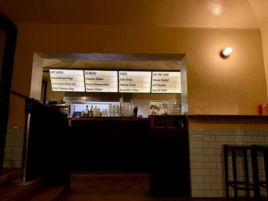 „Nejprodávanější je bacon jam hotdog s karamelizovanou cibulí a cheddarem,“ popsala obsluha, přičemž menu se mění podle sezóny – v létě vládne třeba okurkový relish, v zimě zase domácí nakládané zelí.