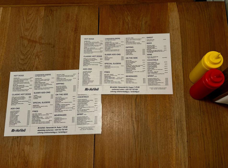 Podnik Mr. HotDog si na první pohled nehledá pozornost a má silnou a věrnou klientelu. Během jediné návštěvy se tu potkávají teenageři, třicátníci, rodiče s dětmi i místní štamgasti - především letenští.